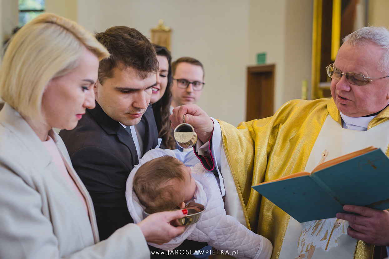 Chrzest święty fotografie _ chrzest w czasie pandemii Fotograf Warszawa