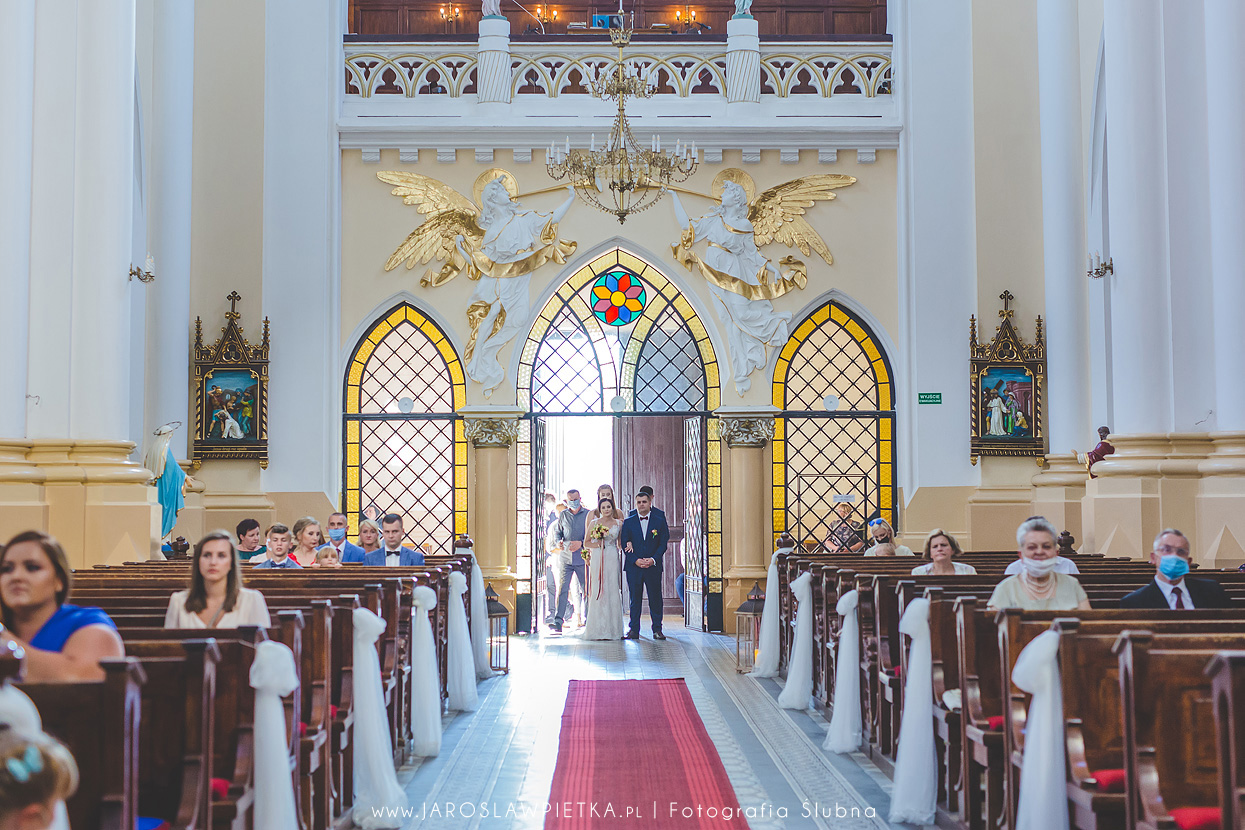 reportaż ślubny z kościoła_piękne zdjęcia ślubne